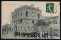 71 - Billancourt - Ecoles de la rue Clamart, Boulogne-Billancourt . rue Clamart . - façade de l'écoleGroupe d'écoliers masculins, en blouse, qui posent devant la façade de l'école.