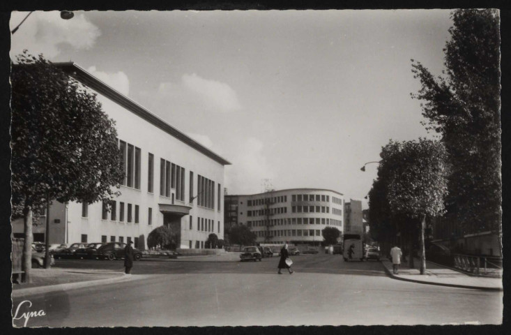 9371 - Boulogne-Billancourt - L'Hôtel de Ville, Boulogne-Billancourt . Avenue André Morizet . - Perspective sur Hôtel de Ville et l'annexe DeloryAu premier plan, à gauche, vue oblique gauche de la façade de l'Hôtel de Ville. Au second plan au centre l'annexe Delory