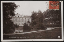 4 - Boulogne s/ Seine - Le Jardin de la Mairie, Boulogne-Billancourt . - square Léon Blum Au premier plan, à gauche un étang et à droite un kiosque. Au second plan à gauche, le derrière de la mairie