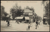 47 - Boulogne-sur-Seine - Avenue de la Reine et Rue de la Saussière, Boulogne-Billancourt . route de la Reine, boulevard Jean Jaurès, rue de la Saussière . - Perspective depuis la route de la Reine, à droite de la rue de la Saussière et à gauche Jean Jaurès - Au premier plan des cyclistes, au centre, l'épicerie de Mme Maille sur sa devanture de la publicité pour les chocolat-vinay. Sur son toit, publicité pour le médecin Vétérinaire A. Demay situé au 22 rue de la Saussière