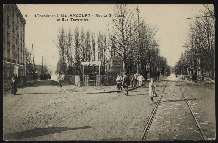 6 - L'inondation à Billancourt - rue de Saint-Cloud et rue Traversière, Boulogne-Billancourt . rue Yves Kermen, rue Traversière . - Crue de la Seine, janvier 1910A gauche, la rue Traversière, à droite la rue Yves Kermen inondées par la Crue de la Seine. Au 1er plan, au centre un groupe d'hommes et une jeune fille. Au second plan, à gauche un groupe de personnes