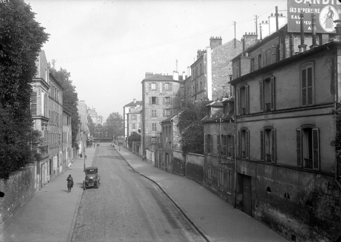 Rue du Port vue du quai du 4 septembre vers le Rond-Point de la Reine