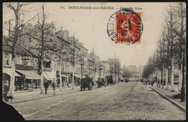 10 - Boulogne-sur-Seine - Grande-Rue, Boulogne-Billancourt . avenue Jean-Baptiste Clément . - perspectiveAu centre, des hippomobiles garée au bord de la chaussée. A gauche, des commerces.