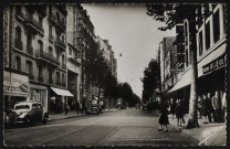 11 - Boulogne-Billancourt - Boulevard Jean Jaurès, Boulogne-Billancourt . boulevard Jean Jaurès . - perspectiveLe boulevard Jean Jaurès. Le long des trottoirs, des voitures garées de chaque côté.Sur chaque trottoir des commerces : A gauche, "la boucherie centrale", "la société laitière Maggi", une pharmacie. A droite, la brasserie "Pile ou Face", le "Prisunic" et "Au beau noyer" (au numéro 185)