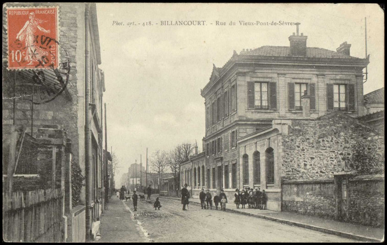 418 - Billancourt - rue du Vieux-Pont-de-Sèvres, Boulogne-Billancourt. rue du Vieux-Pont-de-Sèvres . - Scène de rue - Perspective de la rue du Vieux-du-Pont-de-Sèvres. A droite, un groupe d'enfants {devant l'école Thiers?}