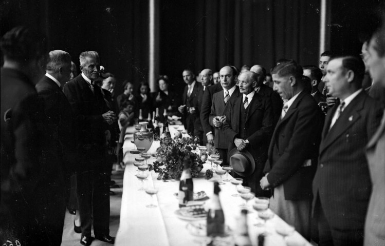 Remise d'un souvenir par la municipalité à Monsieur Levasseur, directeur de la fanfare "La Boulonnaise" (10 juillet 1938)