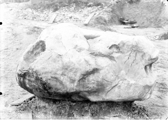 171 rue du Vieux Pont de Sèvres, pierre trouvée dans les fouilles, square