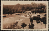 15 - Paris (XVIe) - Place de la Porte d'Auteuil - Entrée du Champ de Courses, Paris . place de la porte d'Auteuil . - vue plongeanteau premier plan, la place avec au centre son bassin. au second plan, l'entrée de l'hippodrome d'Auteuil.