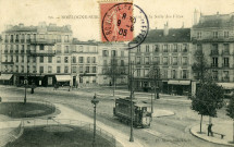 50 - Boulogne-sur-Seine - Rond-point de la salle des Fêtes, Boulogne-Billancourt . - place Bernard PalissyVue plongeante sur le rond point du Théâtre de l'Ouest Parisien. Au centre, un tramway, au second plan des commerces : Mercerie, Postes Télégraphes, {? Parisienne,} Chocolat Louis