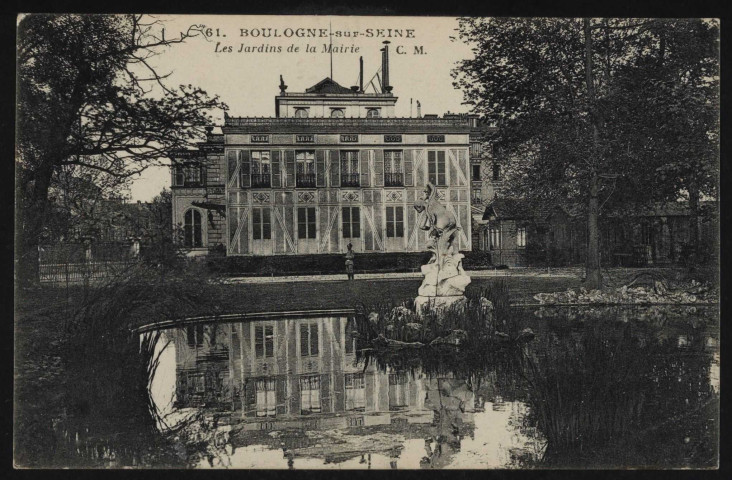 61 - Boulogne-sur-Seine - Les Jardins de la Mairie, Boulogne-Billancourt . - square Léon Blum Au premier plan, un étang et au centre de celui-ci une statue. Au second plan, l'arrière de la mairie