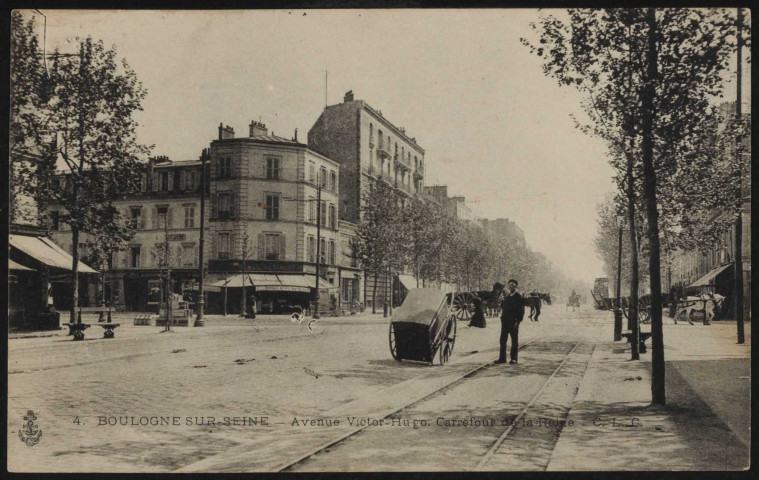 4 - Boulogne-sur-Seine - Avenue Victor Hugo - Carrefour de la Reine, Boulogne-Billancourt . avenue Victor Hugo . - perspectiveAu premier plan au centre un homme avec une charrette à mains. Au deuxième plan, la route de la Reine. A gauche un commerce, au centre et à droite des hippomobiles.