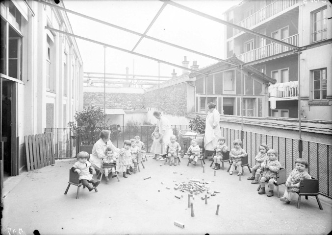 Crèche, enfants sur la terrasse