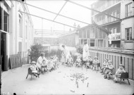 Crèche, enfants sur la terrasse