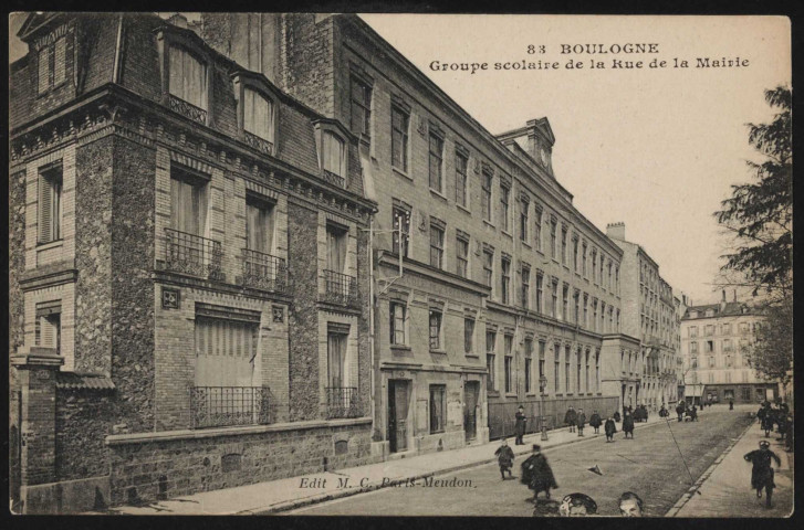 83 - Boulogne - Groupe scolaire de la rue de la Mairie, Boulogne-Billancourt . rue de l'Ancienne-Mairie . - perspective et façade de l'écoleÉcoliers dans la rue de l'Ancienne-Mairie. A gauche le groupe scolaire, au fond la route de la Reine.