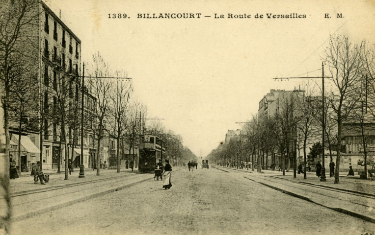 1389 - Billancourt - La route de Versailles, Boulogne-Billancourt . avenue du Général Leclerc . - perspective A gauche un tramway. Sur chaque trottoir, des commerces. A droite, la rue Desfeux