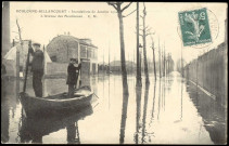 Boulogne-Billancourt - Inondations de janvier 1910 - L'Avenue des Moulineaux, Boulogne-Billancourt . Avenue Pierre Grenier . - Crue de la Seine, janvier 1910Perspective sur l'avenue Pierre Grenier inondée par la crue de la Seine de 1910. Au 1er plan, une embarcation avec deux personnes à son bord.