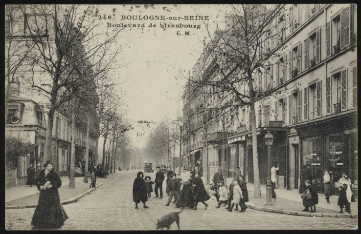 246 - Boulogne-sur-Seine, boulevard de Strasbourg, Boulogne-Billancourt . boulevard Jean Jaurès . - perspectiveLe boulevard Jean Jaurès, au croisement de la rue des Tilleuls.Scène de rue. Sur chaque trottoir, des commerces