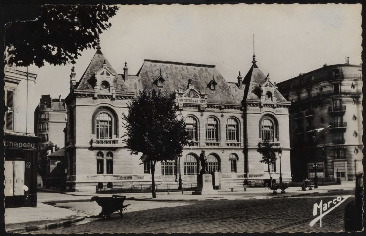 Boulogne-Billancourt - La Salle des Fêtes, Boulogne-Billancourt . place Bernard Palissy . - Théâtre de l'Ouest ParisienAu premier plan à gauche, un commerce de chapeau. A droite, la place Bernard Palissy et sa statue puis la façade du Théâtre de l'Ouest Parisien.