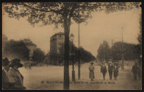 23 - Boulogne. Le Rond-Point. Avenue de la Reine, Boulogne-Billancourt . avenue de la Reine, rond-point Rhin-et-Danube . - Perspective Au premier plan à gauche, un homme et une femme portant des chapeaux. A droite, un groupe d'homme et de femmes . Au second plan, le rond-point Rhin et Danube puis l'avenue de la Reine.