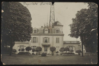 s.t, Boulogne-Billancourt . rue de Sèvres . - propriété de Mr Garnier, jardinPropriété de Mr Garnier au 16 rue de Sèvres. Au premier plan, le jardin. Au second plan, la façade intérieure de la maison avec un observatoire sur le toit.