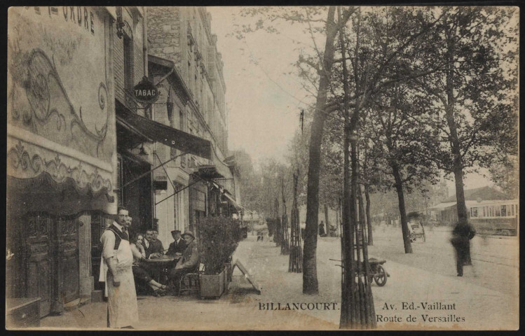 Billancourt - Avenue Edouard Vaillant, Route de Versailles, Boulogne-Billancourt . avenue Edouard Vaillant . - perspective Au premier plan, un café-tabac avec un cafetier et des clients en terrasse. A droite, l'avenue Edouard Vaillant. à droite, une charrette à main et un tramway.