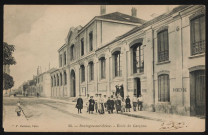 23 - Boulogne-sur-Seine - Ecole de Garçons, Boulogne-Billancourt . rue Fessart . - perspective et façade de l'école - Au premier plan à droite, groupe d'élèves masculins pour certains en blouse devant l'entrée de l'école.