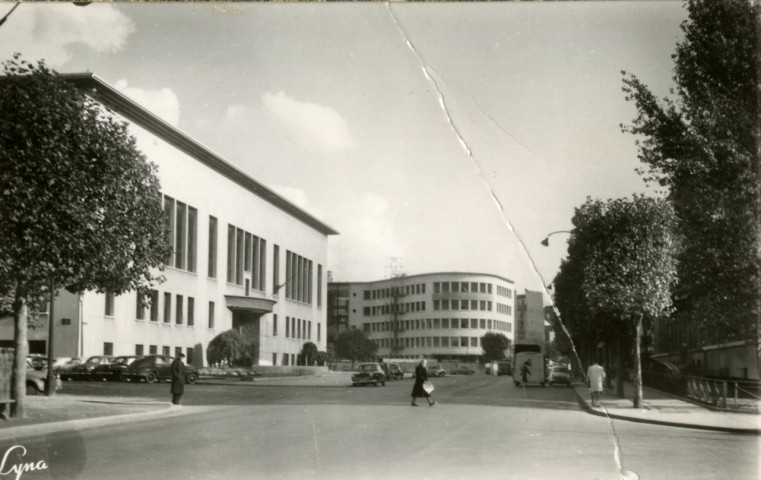 9371 - Boulogne-Billancourt - L'Hôtel de Ville, Boulogne-Billancourt . Avenue André Morizet . - Perspective sur Hôtel de Ville et l'annexe DeloryAu premier plan, à gauche, vue oblique gauche de la façade de l'Hôtel de Ville. Au second plan au centre l'annexe Delory