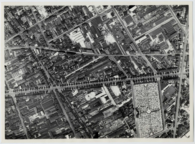 Boulogne-Billancourt, vues aériennes : Rue d'Aguesseau, Rue de Paris, Avenue Victor Hugo, Rue de la Saussière, Boulevard Jean Jaurès, Rue de la Bellefeuille, Rue de l'Ouest, Rue de l'Est, Rue Louis Pasteur, Rue Gallieni, Rue du Château, Rue Fessart, Rue Lazare Hoche, Rue Denfert Rochereau, Route de la Reine, Rue Maître Jacques, Cimetière