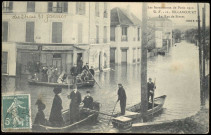 Les inondations de Paris 1910 - 12 - Billancourt - La rue de Sèvres, Boulogne-Billancourt. rue de Sèvres . - Crue de la Seine, janvier 1910perspective sur la rue de Sèvres, depuis l'angle de la rue Galliéni, inondée par la crue de la Seine.Au premier plan, on peut voir 3 embarcations. A gauche, la maison Dedon.