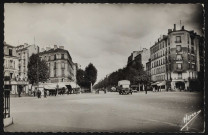 N°7 - Boulogne-Billancourt - Place Marcel Sembat, Boulogne-Billancourt. place Marcel Sembat, avenue Edouard Vaillant . - perspectiveVue prise depuis l'avenue du Général Leclerc.Au second plan, à gauche, l'avenue André Morizet et la pharmacie Centrale puis le boulevard Jean Jaurès et un restaurant. Au centre, des voitures et camionnette sur l'avenue Edouard Vaillant.A droite, une boulangerie et un hôtel puis le boulevard de la République.