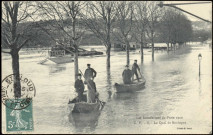 8 - Les inondations de Paris 1910 - Le Quai de Boulogne, Boulogne-Billancourt. quai Alphonse Le Gallo . - Crue de la Seine, janvier 1910Vue sur le quai Alphonse Le Gallo inondé. Au premier plan, deux embarcations transportent cinq personnes. Au second plan, à gauche, une publicité pour "Bernot", au centre, des péniches.