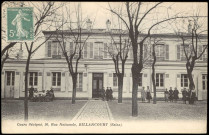 Cours Sévigné, 50, rue Nationale, Billancourt (Seine), Boulogne-Billancourt . rue Nationale . - Cours SévignéFaçade du Cours Sévigné. Des élèves féminines sont devant le bâtiment