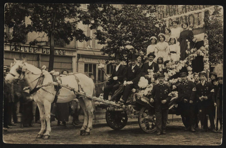 s.t, Boulogne-Billancourt. avenue Edouard Vaillant . - Cavalcades de Boulogne - Au 1er plan, le char des blanchisseries Amiot - Au second plan, au n°132, un commerce de pianos/phonos et la laiterie Andervieu