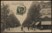 1395 - Billancourt, Boulevard de Strasbourg, Boulogne-Billancourt . boulevard Jean Jaurès . - perspective - Au premier plan, au centre un homme avec un vélo sur la chaussée. A droite, la pharmacie centrale.