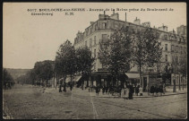 4017 - Boulogne-sur-Seine - Avenue de la Reine prise du Boulevard de Strasbourg, Boulogne-Billancourt . route de la Reine . - PerspectiveLa route de la Reine depuis le boulevard Jean Jaurès, vers Saint-cloud. Au premier plan à droite, un groupe d'enfants, une femme et un homme à vélo. Au second plan à droite, Le comptoir national d'escompte de Paris.