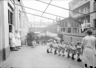 Crèche, enfants sur la terrasse