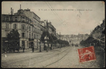 208 - Boulogne-sur-Seine - Chaussée du Pont, Boulogne-Billancourt . avenue du Maréchal de Lattre de Tassigny . - Perspective -Perspective de l'avenue depuis le rond-point Rhin-et-Danube. Au premier plan à gauche, une hippomobile devant la pharmacie Oliviéro, au centre une colonne d'affiches. Au second plan, à droite, une hippomobile et un tramway puis Saint-Cloud