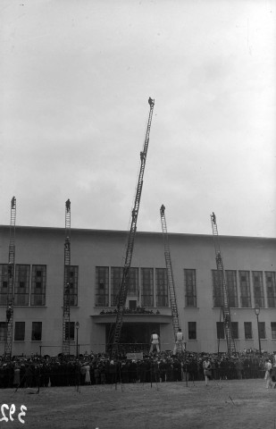 Démonstration des pompiers devant l'hôtel de ville (22 juillet 1934)