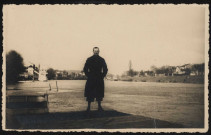 Homme sur estrade dans un terrain.