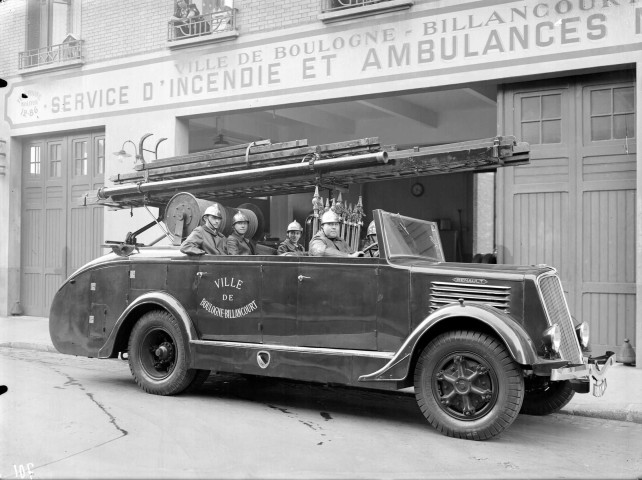 Auto-pompe, devant le service d'incendie et ambulances municipales