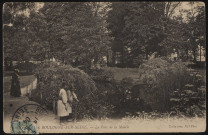 Boulogne-sur-Seine - Le Parc de la Mairie, Boulogne-Billancourt . - square Léon Blum - Au premier plan, à gauche deux fillettes et au centre un étang. Au second plan à gauche, une dame regarde les enfants.