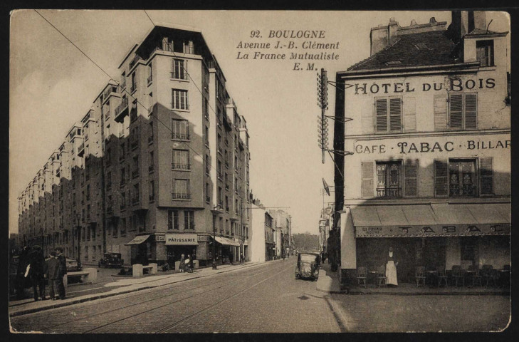 92 - Boulogne - Avenue J.-B. Clément - La France Mutualiste, Boulogne-Billancourt . avenue Jean-Baptise Clément, rue Pau Casals . - perspectiveAu 1er plan, à gauche, vue du groupe d'immeubles de la France Mutualiste de la rue Pau Casals et une boulangerie-pâtisserie.Au centre, l'avenue Jean-Baptiste Clément et à droite, à l'angle de la rue de la Rochefoucauld l'hôtel-café-tabac-billard "Hôtel du Bois"