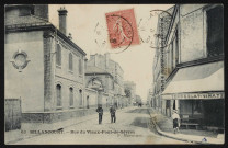 63 - Billancourt - rue du Vieux-Pont-de-Sèvres, Boulogne-Billancourt . rue du Vieux-Pont de Sèvres . - perspectiveRue du Vieux-Pont de Sèvre à l'angle du passage Legrand.A gauche, l'entrée de l'usine de Plassard, fabricant en parfumerie {au 92 rue du Vieux-Pont de Sèvres} et au premier à droite, une épicerie avec mention des Chocolat Vinay