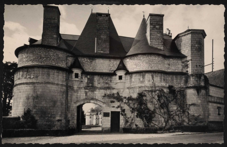 Château de Benais (Indre et Loire). - Colonie de vacances de Boulogne-Billancourt: entrée du Château (s.d.).