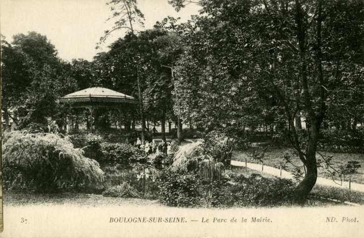 37 - Boulogne-sur-Seine - Le Parc de la Mairie, Boulogne-Billancourt . - square Léon Blum Au premier plan à droite l'étang. Au second plan, au centre le kiosque et à droite un groupe d'enfants.