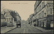 59 - Boulogne-sur-Seine, La Grande-Rue, Boulogne-Billancourt . avenue Jean-Baptiste Clément . - perspectiveA gauche, une propriété avec une charrette garée devant. A droite, des commerces dont le café/hôtel de Lille.Au fond, le bois de Boulogne