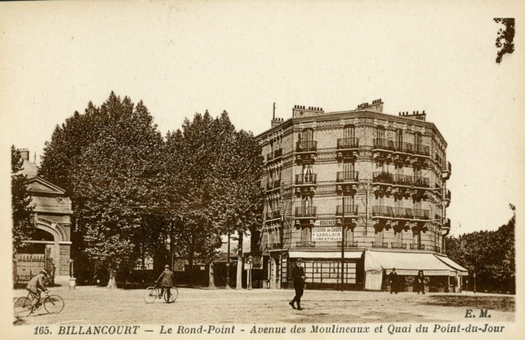 165 - Billancourt - Le Rond-Point - Avenue des Moulineaux et Quai du Point-du-Jour, Boulogne-Billancourt . place du pont de Billancourt . - vue généraleAu second plan, une boucherie/épicerie au choix P. Langlois Comestibles