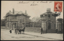 2486 - Billancourt - Le Sanatorium, Boulogne-Billancourt . rue Casteja . - hôpital Ambroise Paré - Au premier plan à droite, le bâtiment du concierge, au centre une hippomobile et à gauche le bâtiment de la direction. Au second plan au centre, un autre bâtiment.