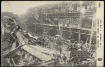 Accident de l'Usine Renault à Billancourt, 13 juin 1917, Boulogne-Billancourt. Usine Renault . - accident du 13 juin 1917Vue d'ouvriers dans l'usine Renault lors de l'accident du 13 juin 1917.