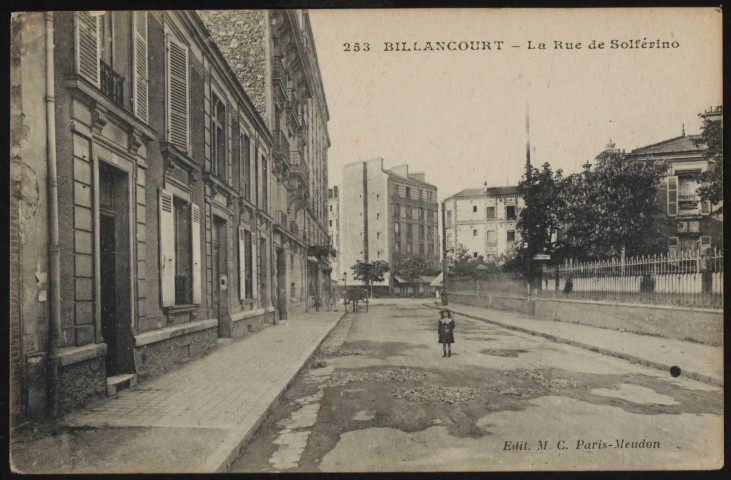 253 - Billancourt - La Rue de Solférino, Boulogne-Billancourt . rue de Solférino . - PerspectiveAu centre, une petite fille